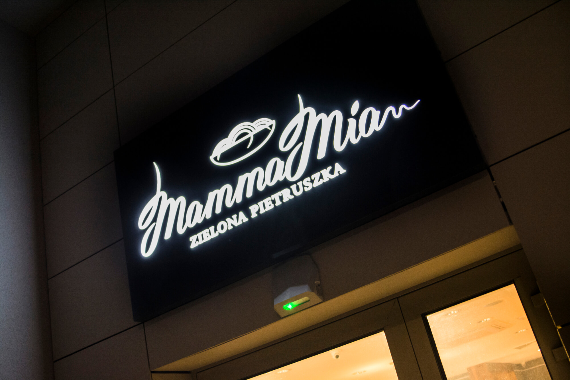 Mamma Mia - panneau lumineux publicitaire placé au-dessus de l'entrée